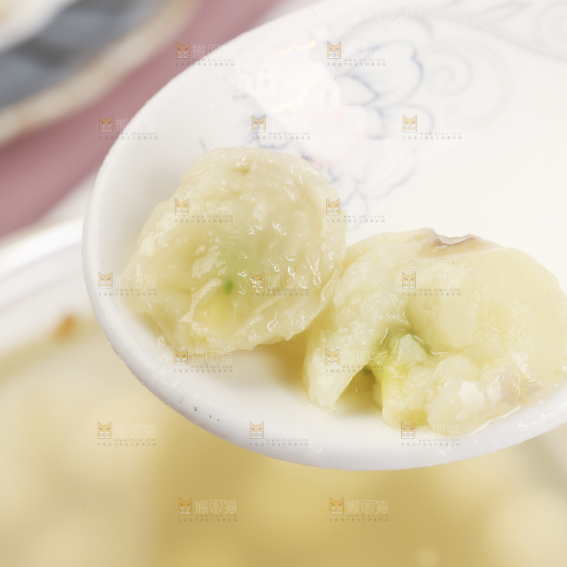 浅底上的莲子银耳汤