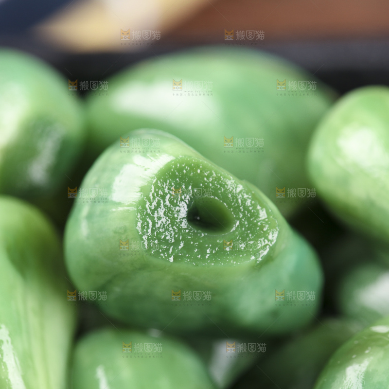 深底上的腊八蒜