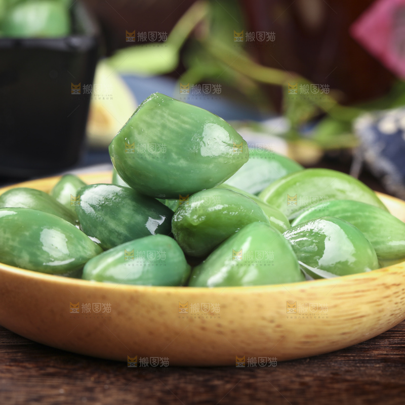深底上的腊八蒜
