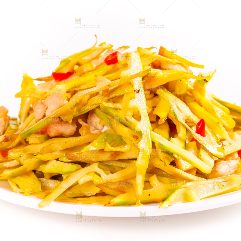 盘子里装着竹笋炒肉
