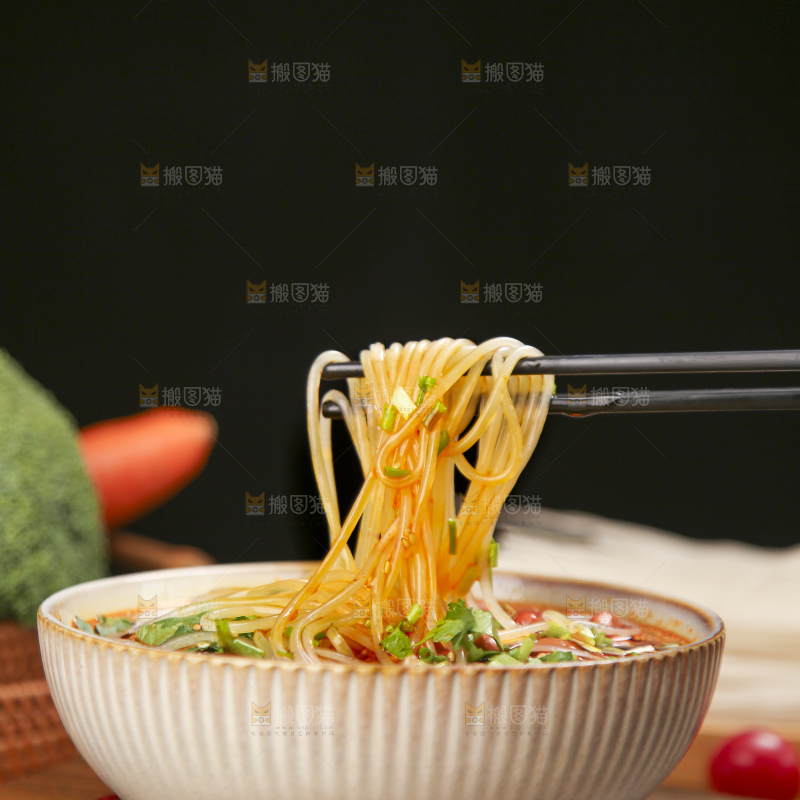 木底上的酸辣粉