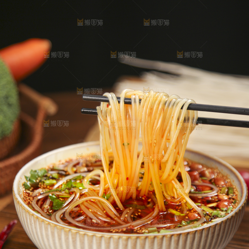 木底上的酸辣粉