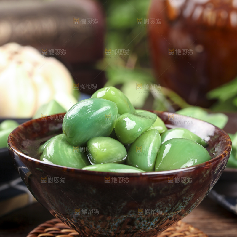 深底上的腊八蒜