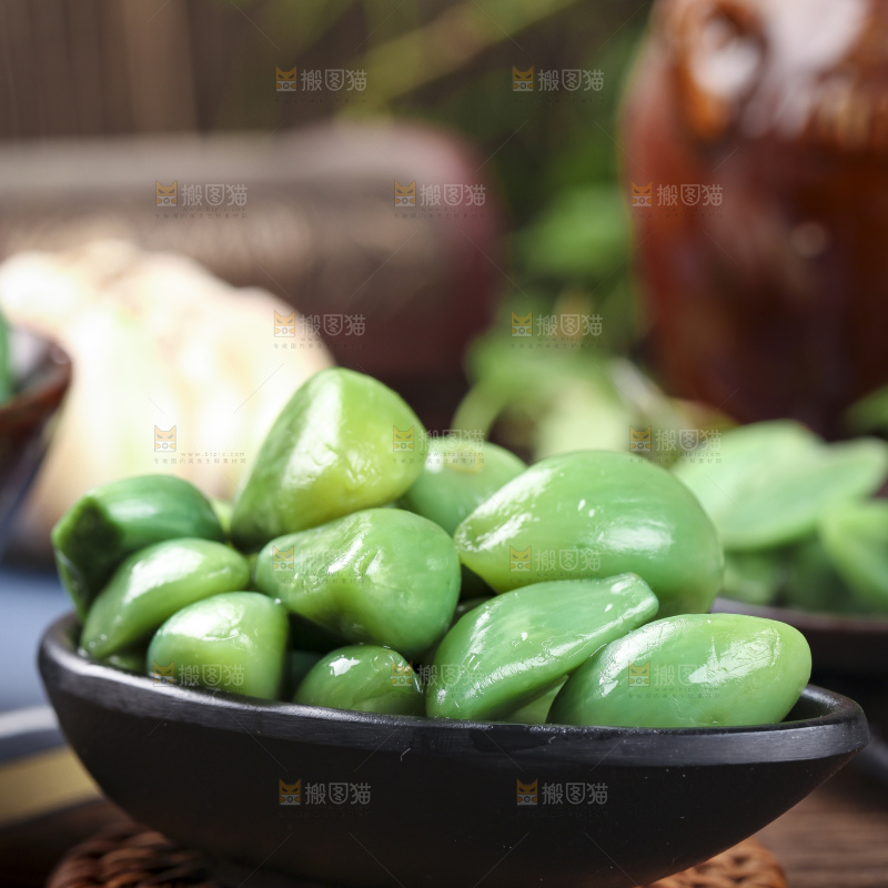 深底上的腊八蒜