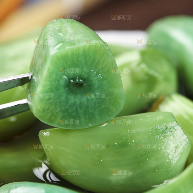深底上的腊八蒜