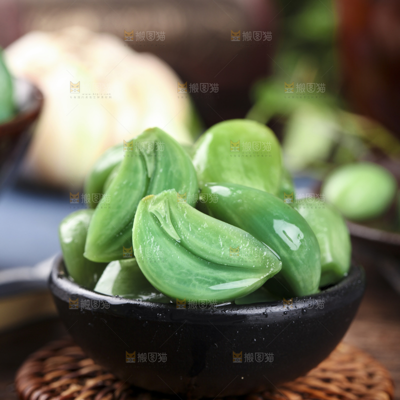 深底上的腊八蒜