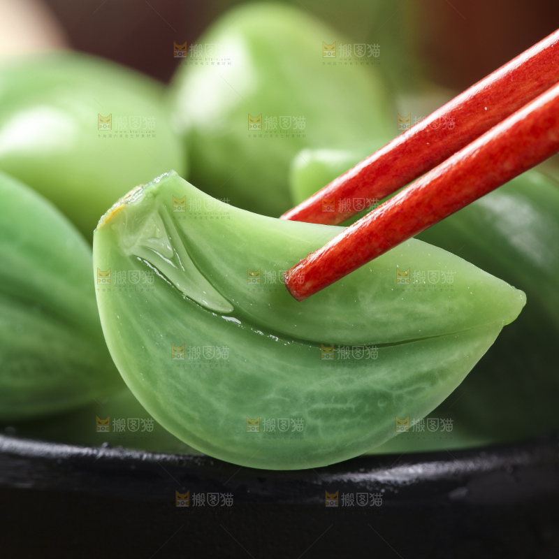 深底上的腊八蒜