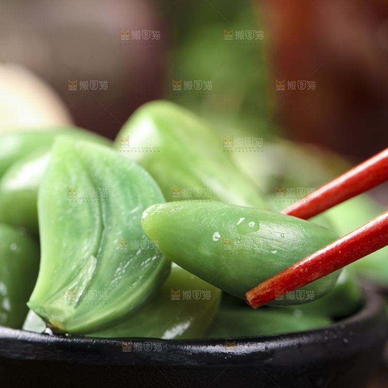 深底上的腊八蒜