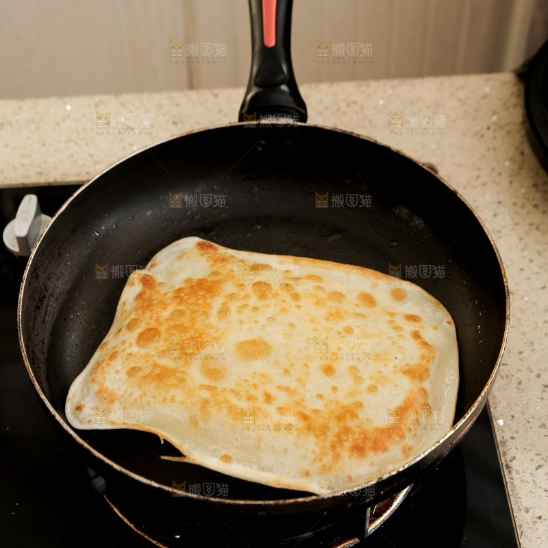 锅里的鸡蛋灌饼