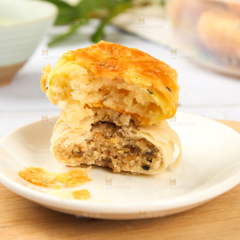 白底上摆放着苏式月饼