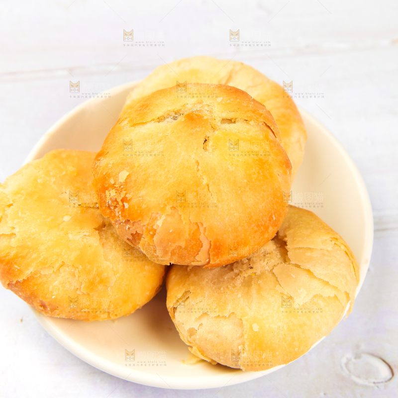 白底上摆放着苏式月饼