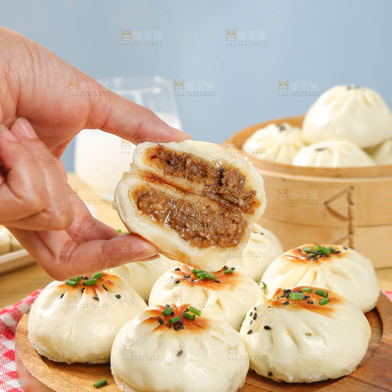 浅底上的牛肉包子
