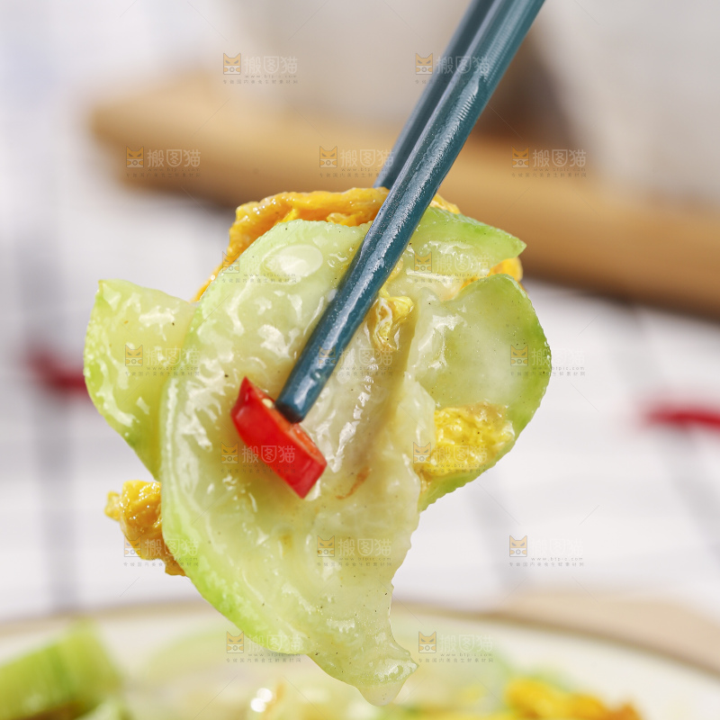 盘子里的丝瓜炒蛋