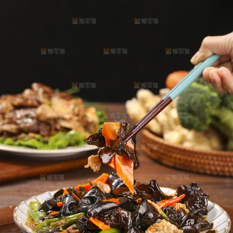深底上的黑木耳炒肉