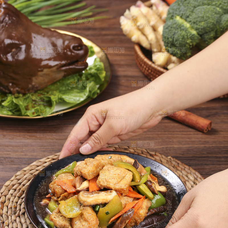 深底上的炒豆泡