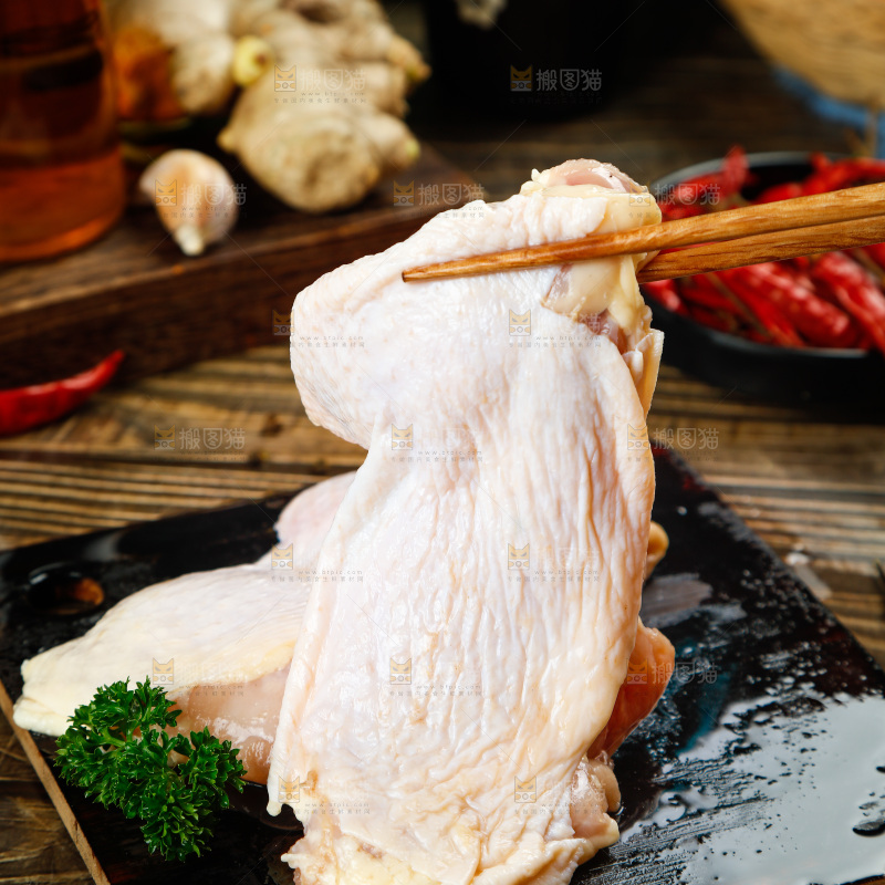 深底上的鸡腿肉