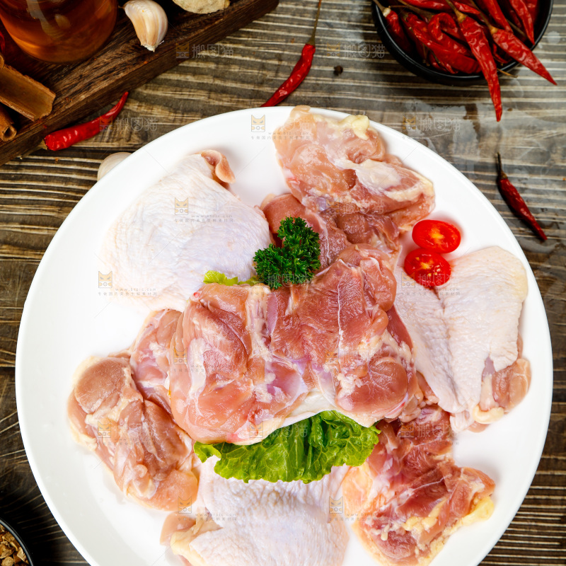 深底上的鸡腿肉