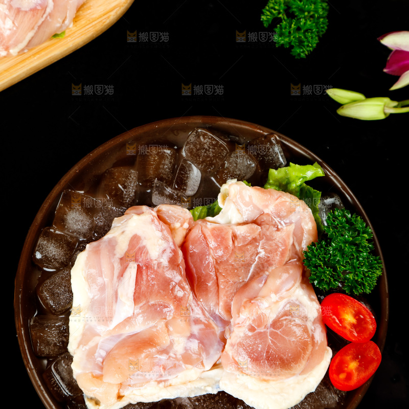 深底上的鸡腿肉