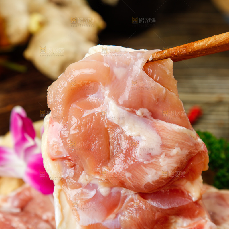 深底上的鸡腿肉