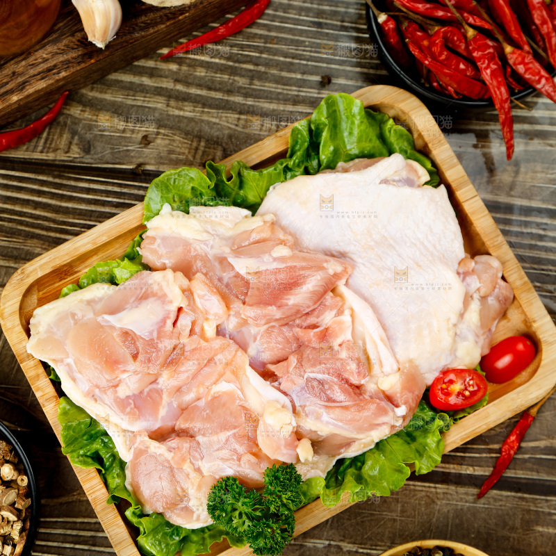 深底上的鸡腿肉