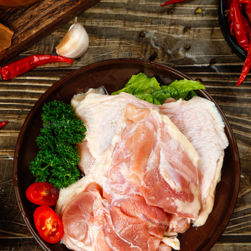 深底上的鸡腿肉