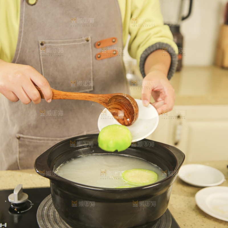 砂锅里煮着肉丸