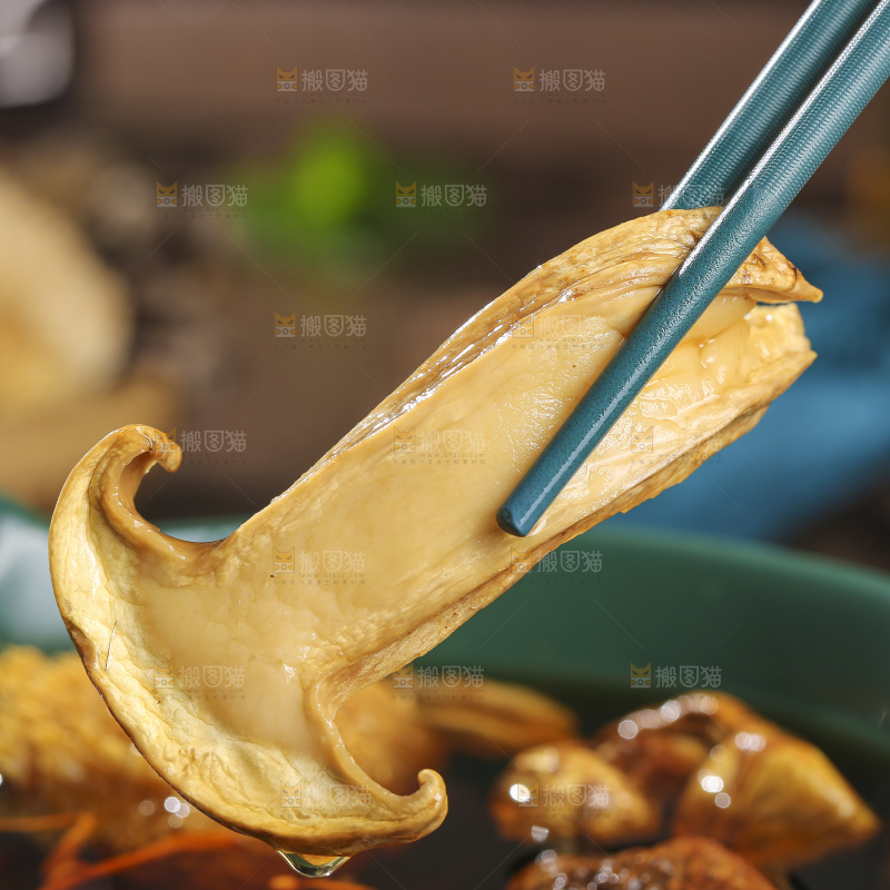 木底上的菌菇汤