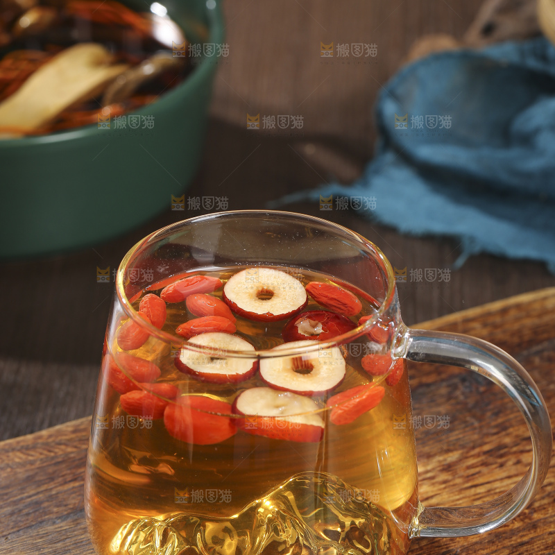 木底上的枸杞红枣茶