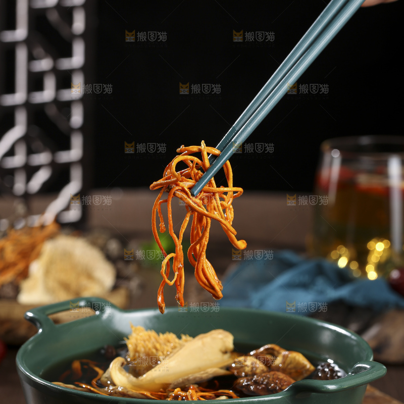 木底上的菌菇汤