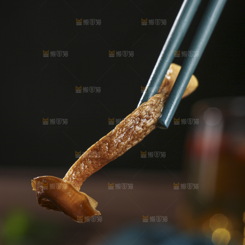 木底上的菌菇汤