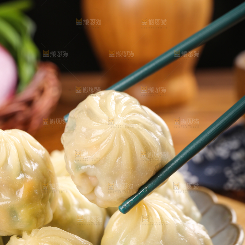木底上摆放着的小包子