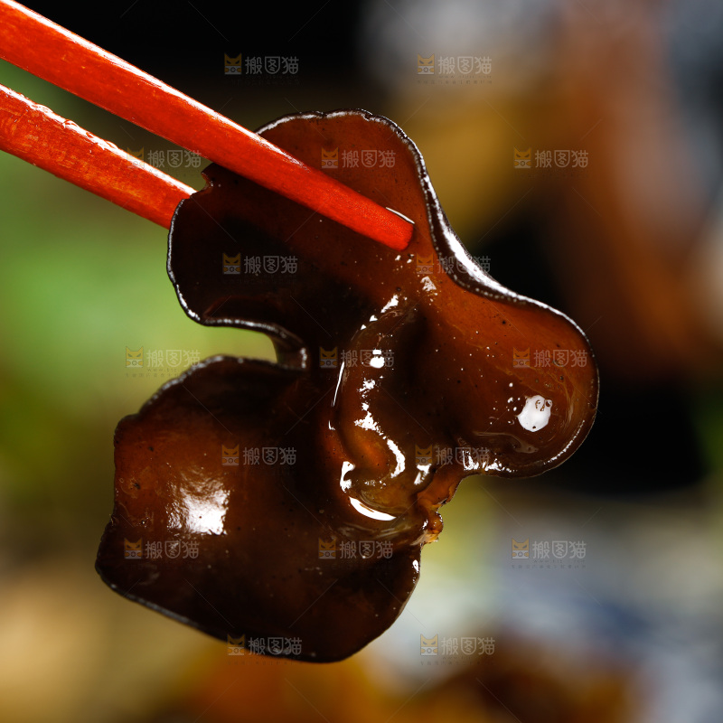 筷子夹着小木耳