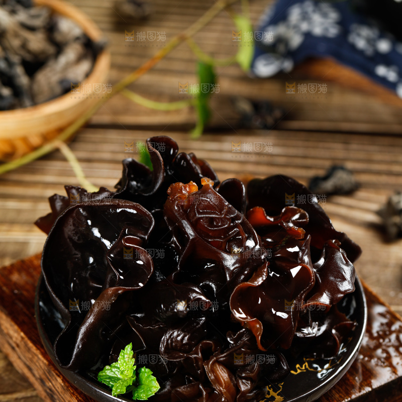 木底上放着黑木耳