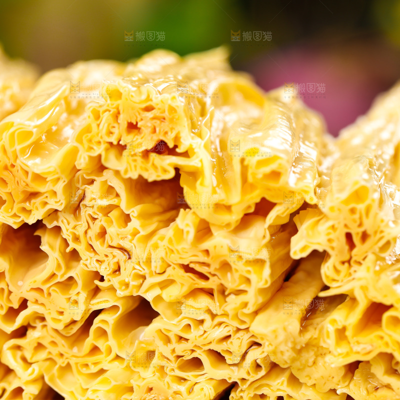 木底上摆放着豆皮