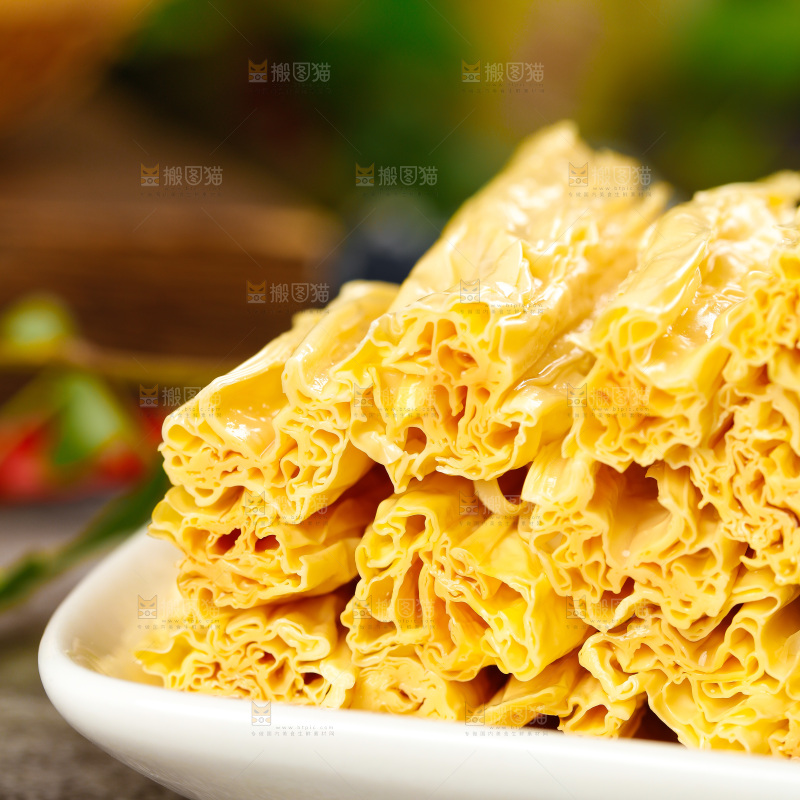 木底上摆放着豆皮