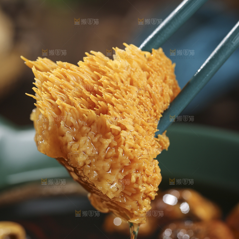 木底上的菌菇汤