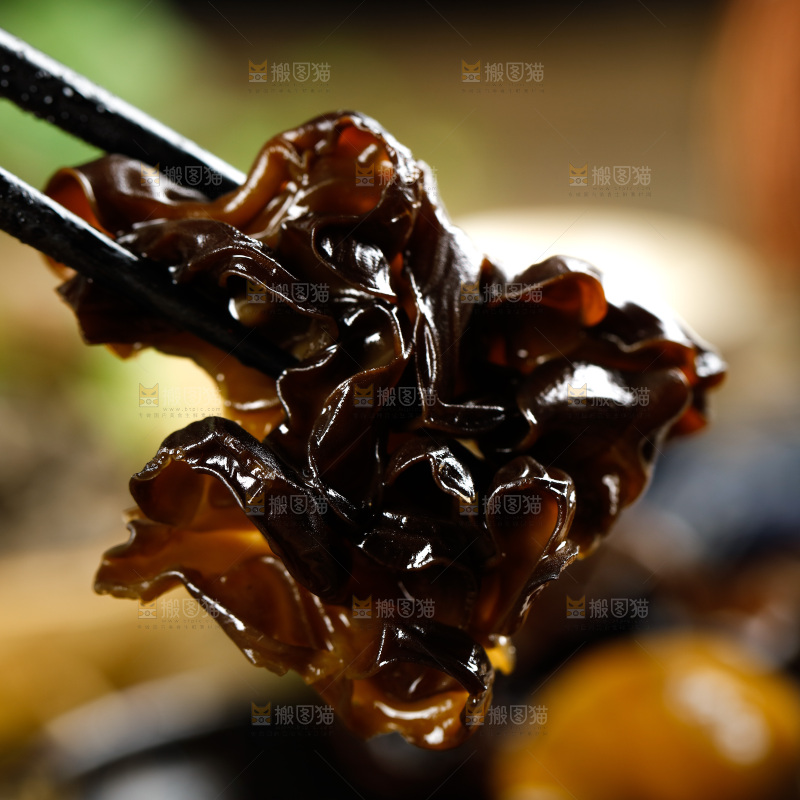 筷子夹着小木耳