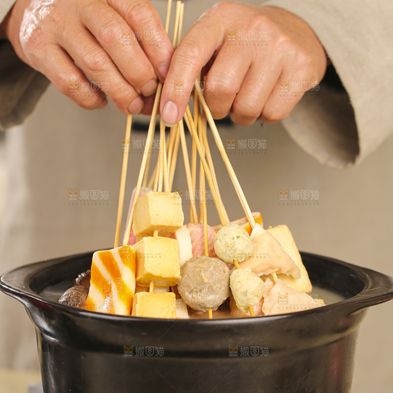 砂锅里煮着肉丸