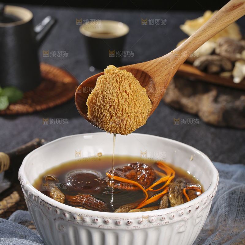 木底上的菌菇汤