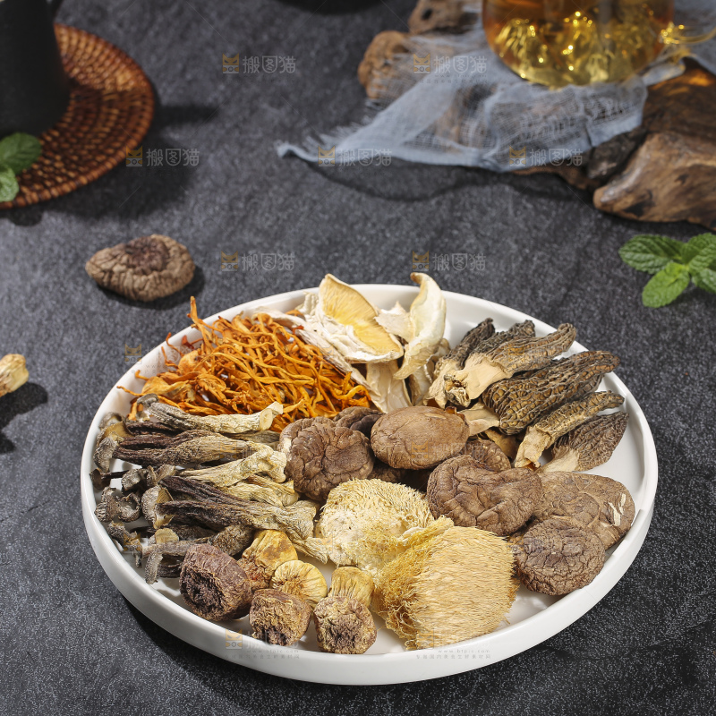 木底上的菌菇汤