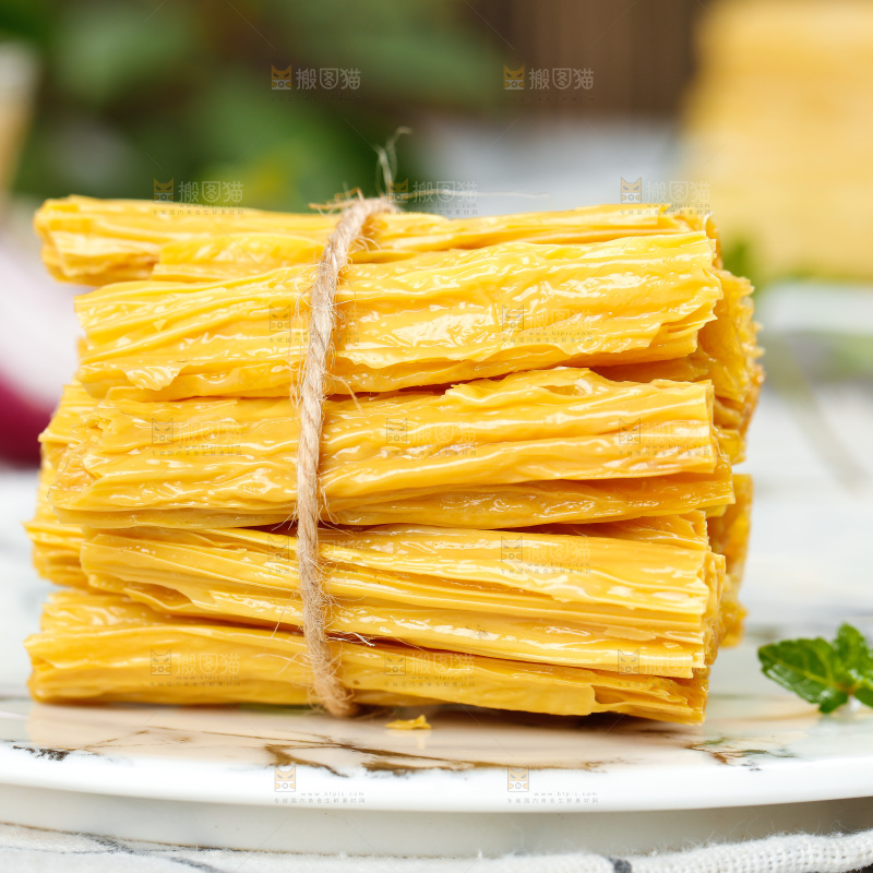 碟子里装着黄豆皮