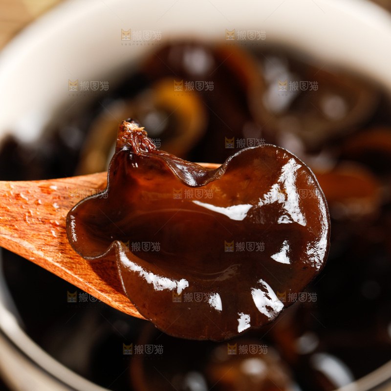 木底上摆放着小木耳