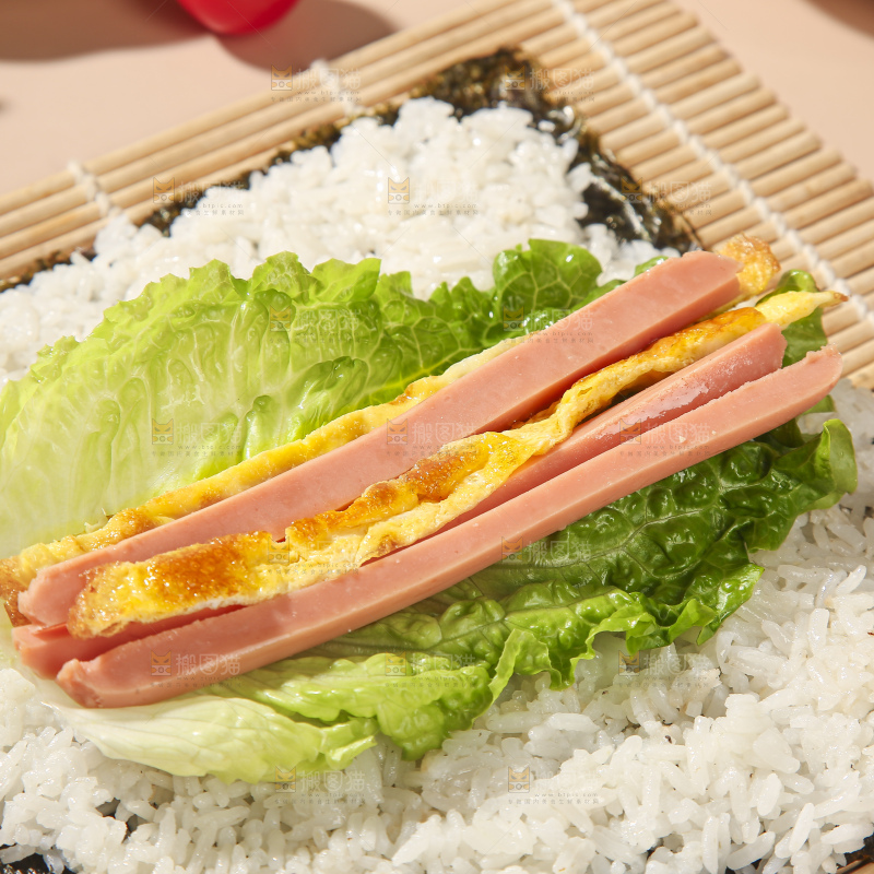 浅底上的海苔包饭