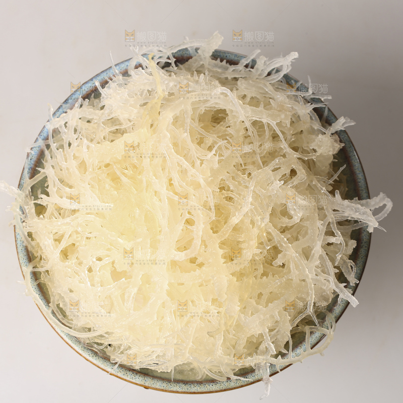 白底上的龙须菜