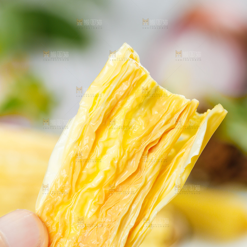 手里拿着腐竹
