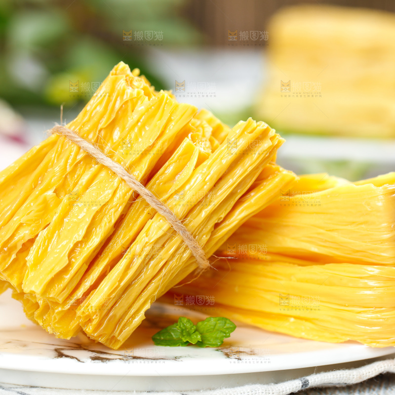 碟子里装着黄豆皮