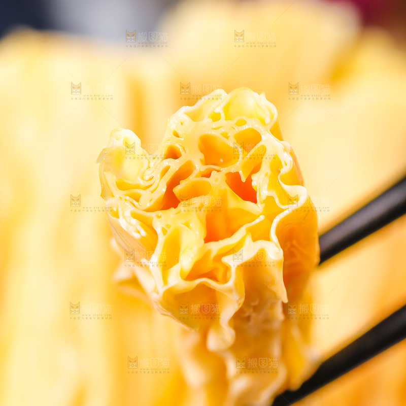 碟子里装着腐竹段