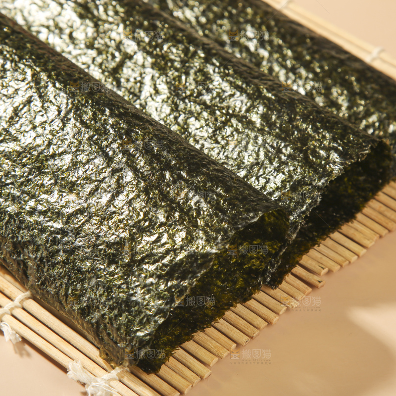 浅底上的海苔卷