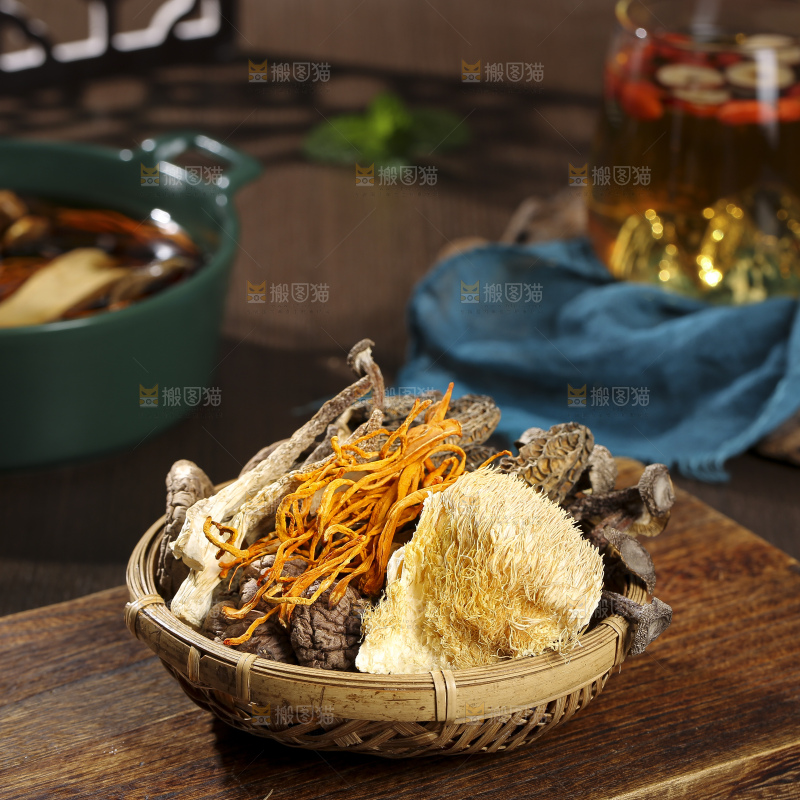 木底上的菌菇汤