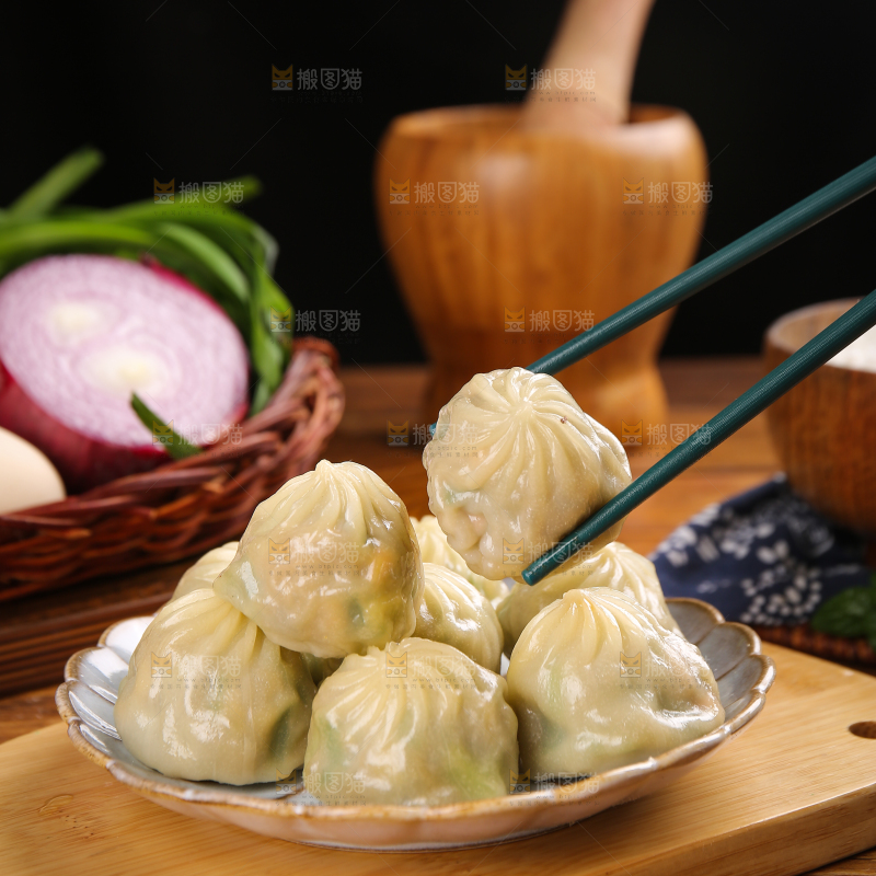 木底上摆放着的小包子